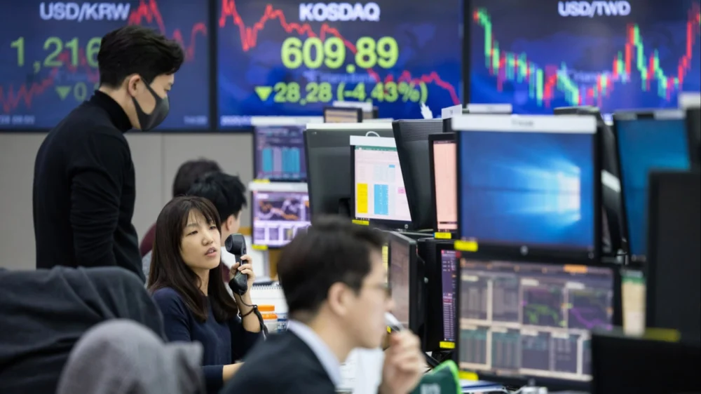 Global Equities Outshine U.S. Markets in 2025 Amidst Strategic Investor Diversification