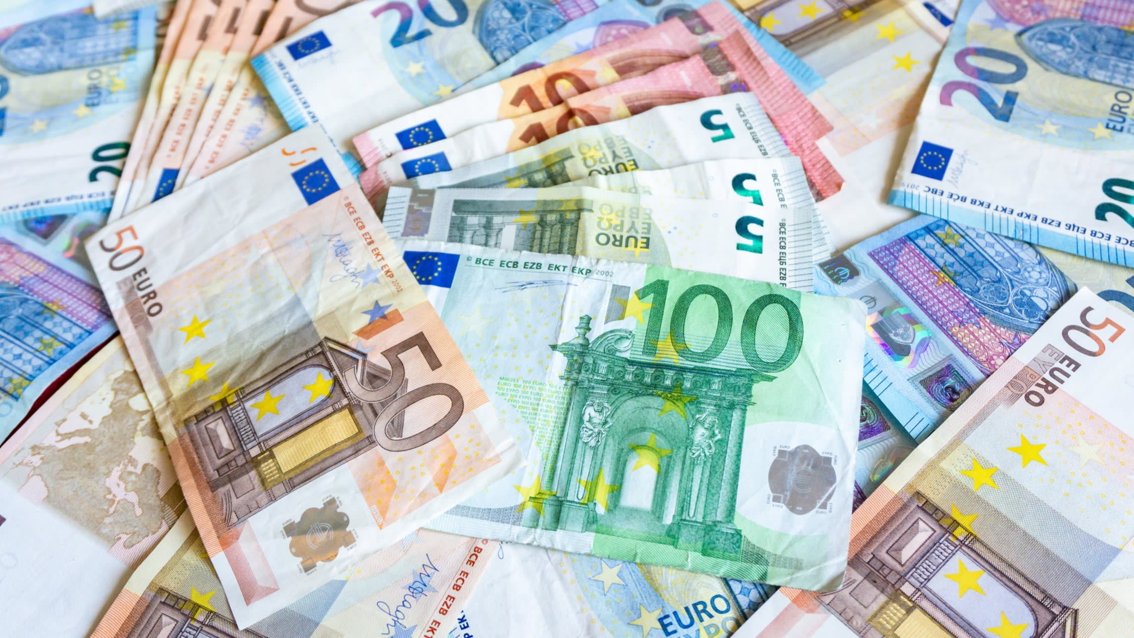 Euro Surges to Multi-Year Zenith as Dollar’s Decline Accelerates
