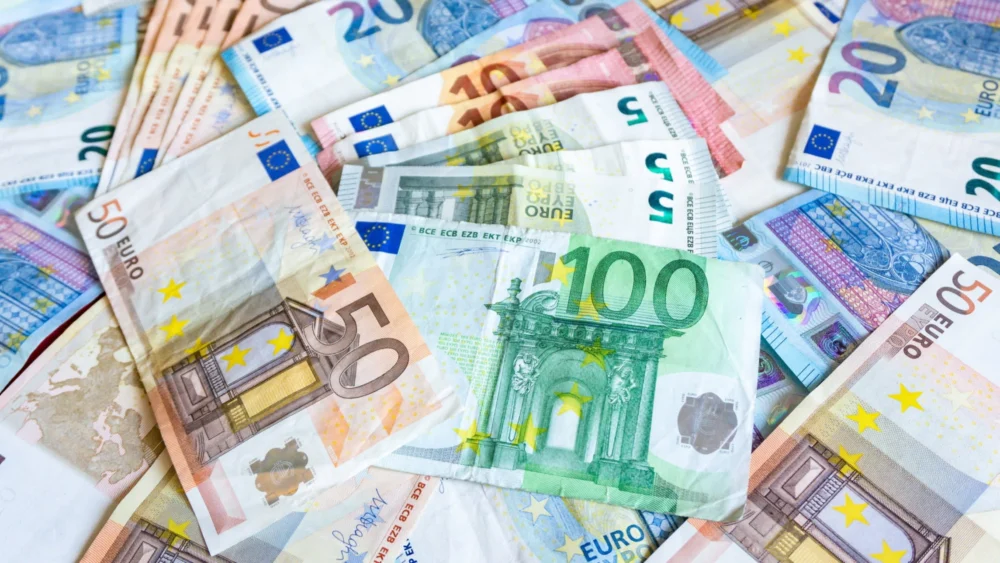 Euro Surges to Multi-Year Zenith as Dollar’s Decline Accelerates
