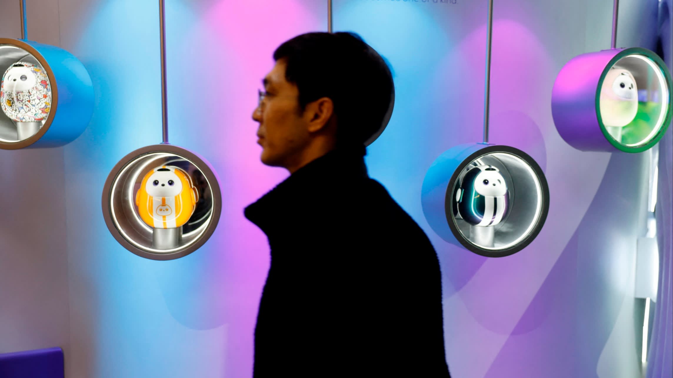 Global Economic Watchdogs Urge Proactive Government Intervention to Mitigate AI-Induced Workforce Disruption