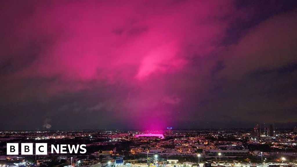 Unveiling the Ethereal Glow: Birmingham’s Sky Ablaze in Rosy Hues Amidst Winter’s Embrace