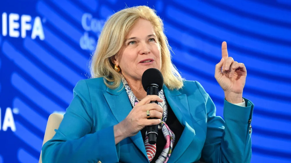 Artificial Intelligence Poised to Reshape the Enterprise Software Landscape, Warns Financial Sector Leader