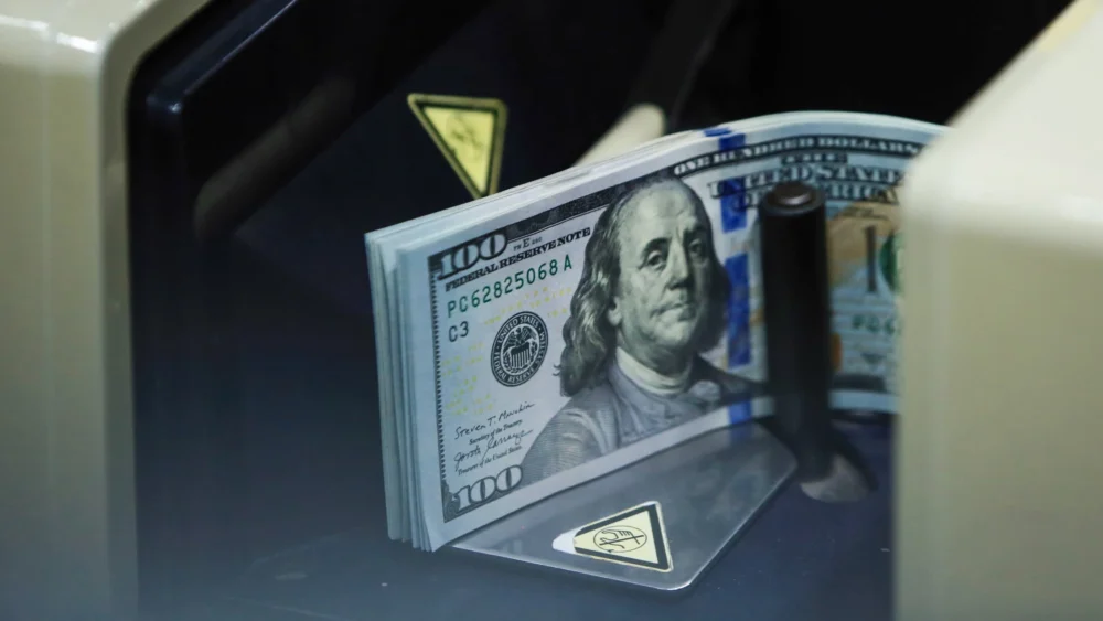 Global Fund Managers Signal Decade-Low Dollar Pessimism Amid Shifting Economic Tides