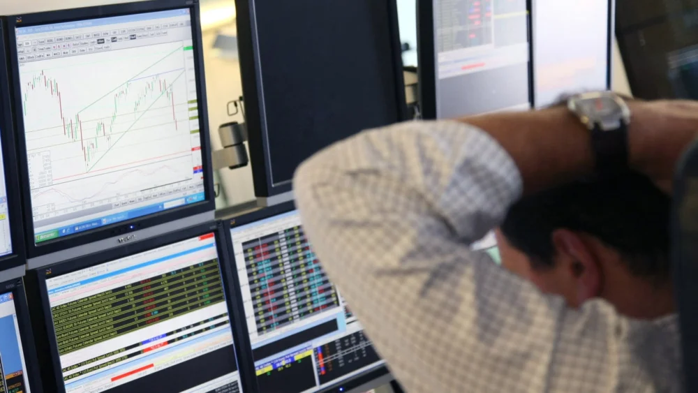 Market Volatility Intensifies as Corporate Earnings Reports and Artificial Intelligence Prospects Shape Investor Sentiment