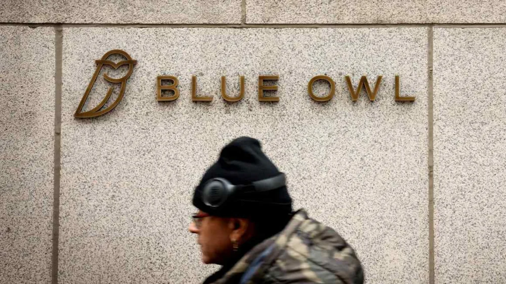 Private Credit Market Faces Turbulence as Blue Owl’s Valuation Dips Below Offering Price