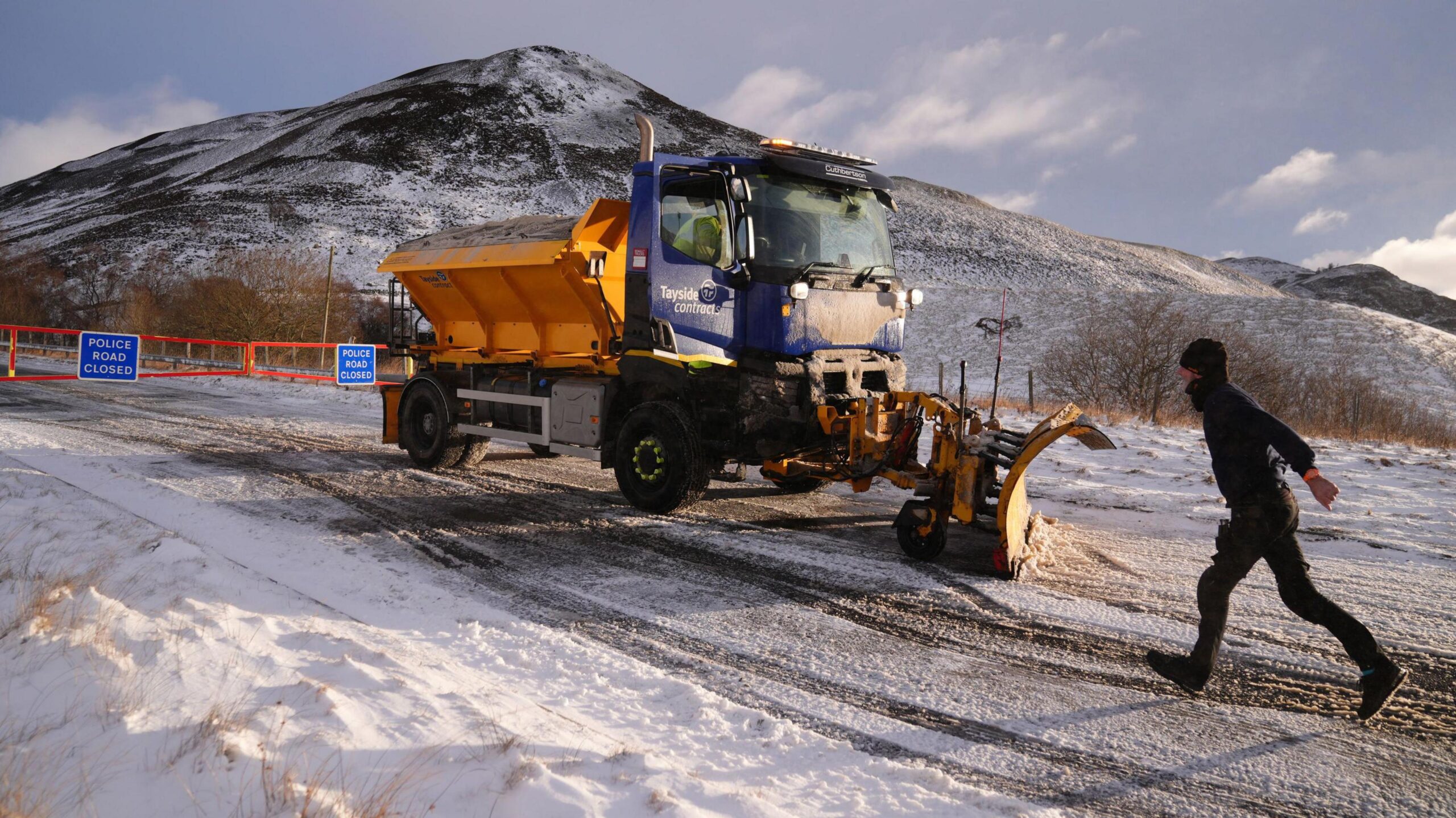 Severe Atlantic Storm System Triggers Widespread UK Wind Alerts and Anticipated Mountain Snowfall