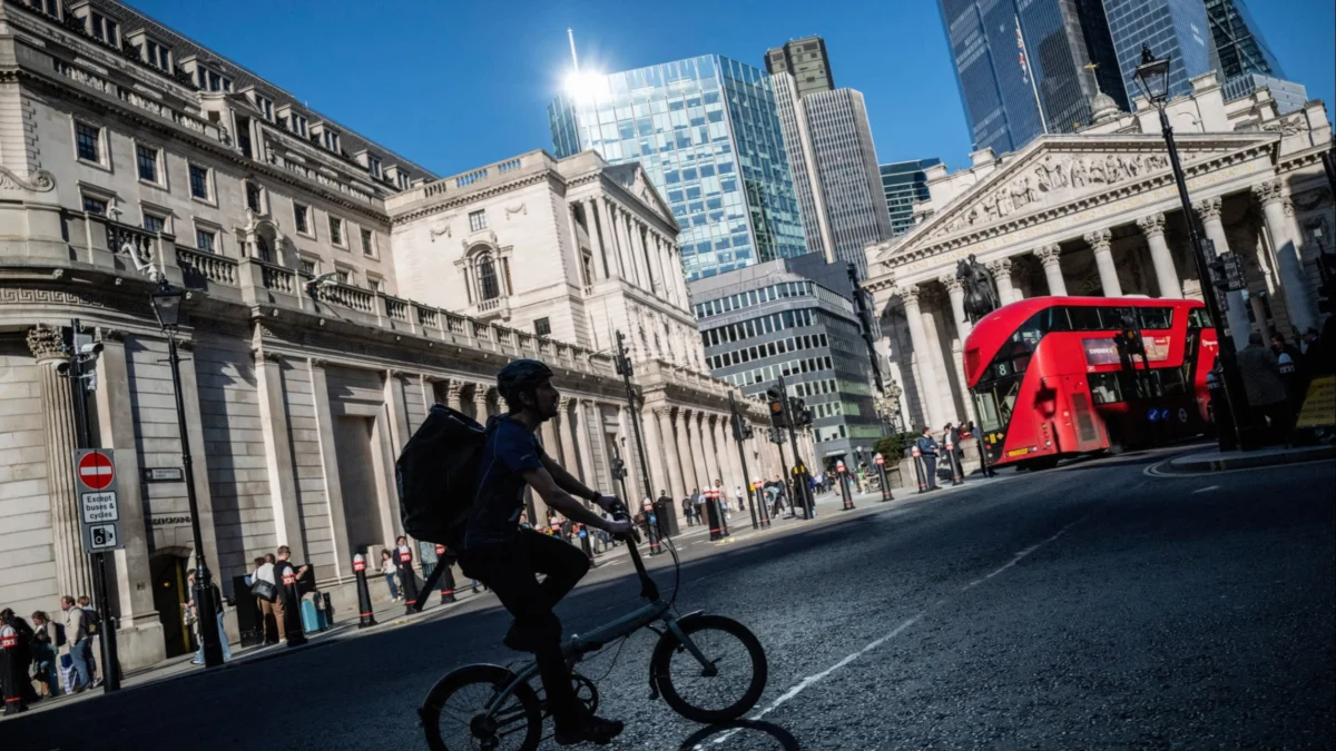 UK Sovereign Debt Faces Significant Sell-Off Amidst Central Bank’s Inflation Warnings