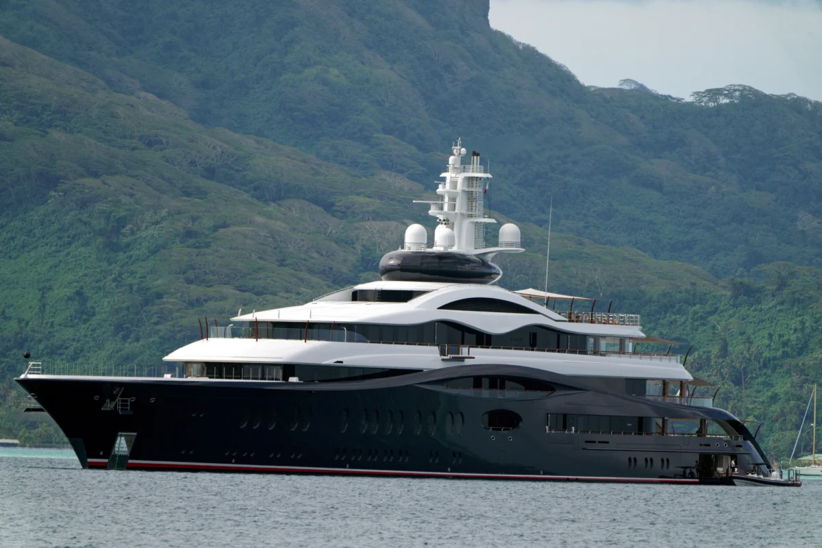 When Opportunity Knocks, Does Opulence Answer? The Curious Case of a Stranded Skiff and a Silent Superyacht