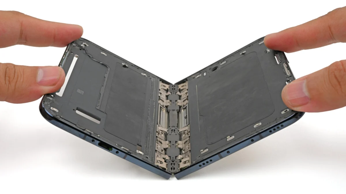 Unfolding Disaster: The iPhone Duo’s Hinge Crisis Threatens Display Integrity